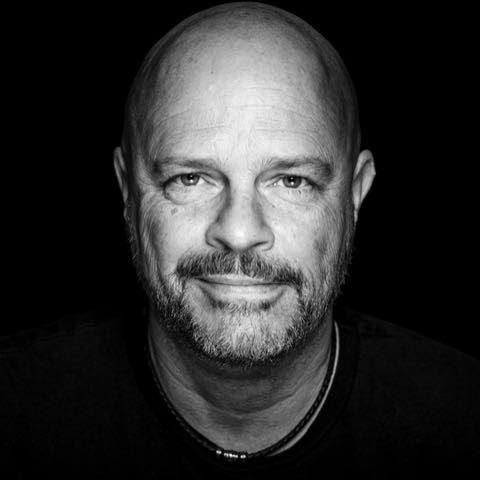 Schwarz-Weiß-Porträt von DJ Jürgen Bender