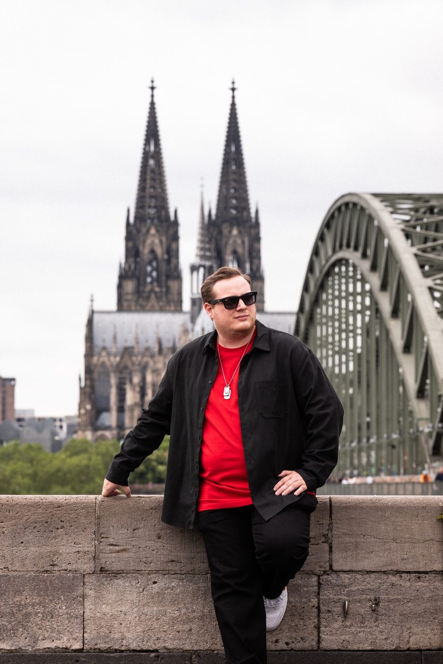 Nik Lewin vor Kölner Dom und Hohenzollernbrücke